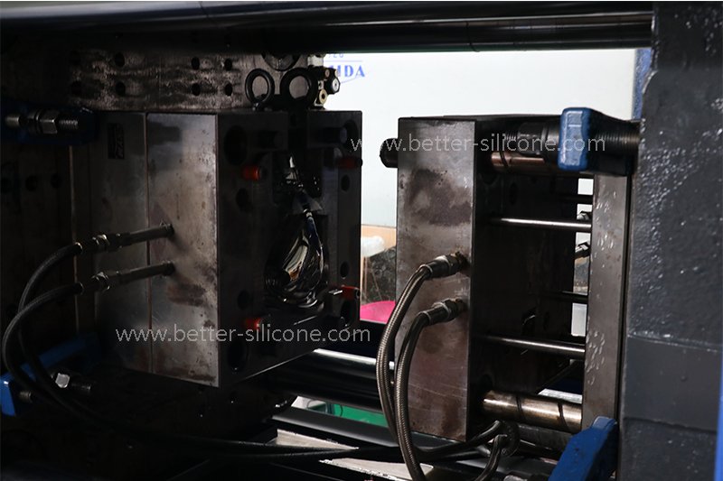 plastic mold process.jpg