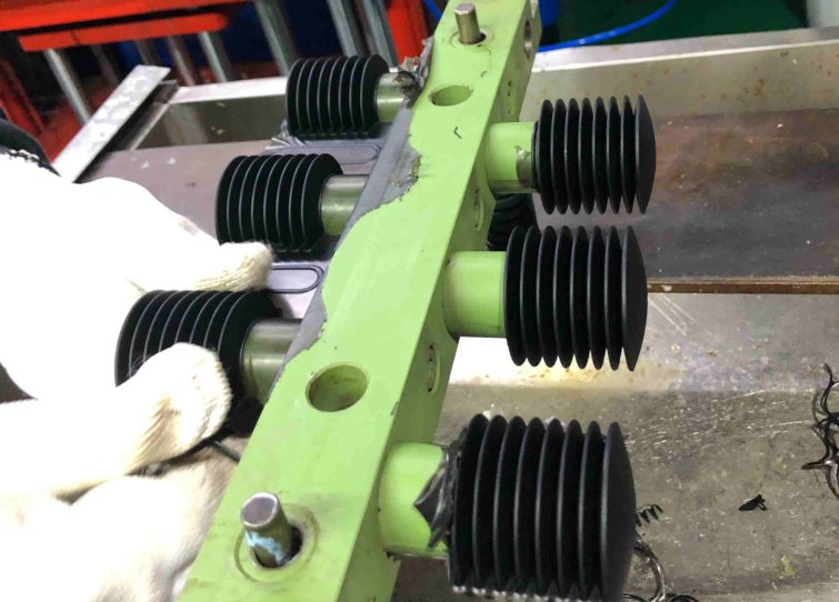 Demolding of rubber corrugated pipes
